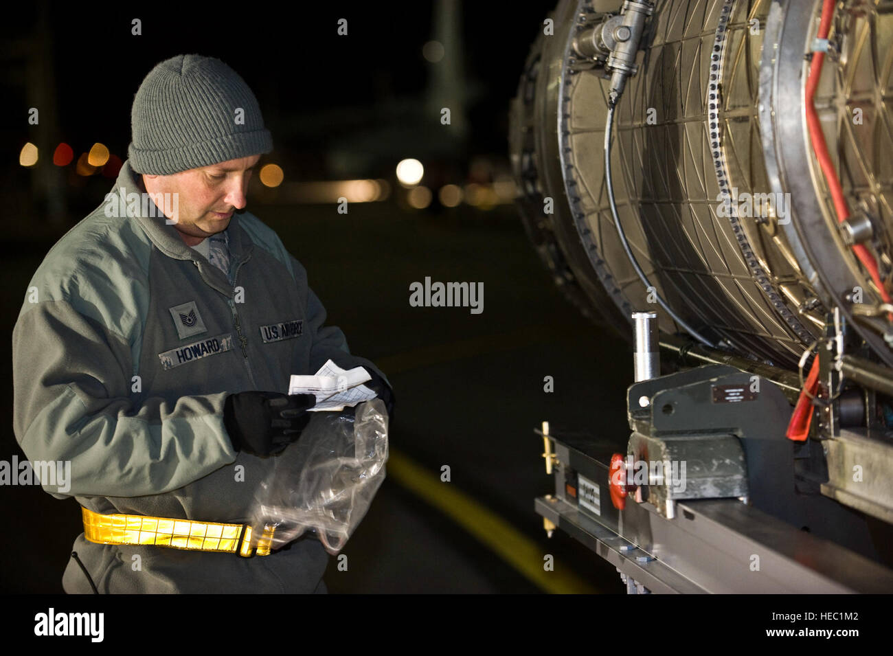 Stati Uniti Air Force Tech. Sgt. Adam Howard, 57th Manutenzione aeromobili squadrone quality assurance inspector, guarda oltre un ordine tecnico durante gli Stati Uniti Air Force armi missione scuola esercizio occupazione, 6 dicembre 2011, presso la Base Aerea Militare di Nellis Nev. Le due settimane di lunga missione fase di occupazione è la parte finale di un cinque-e-un-metà-mese Scuola di armi corso di laurea che mette in mostra gli studenti competenze acquisite per mettere alla prova le loro capacità di pianificare, eseguire e condurre missioni complesse. Foto Stock