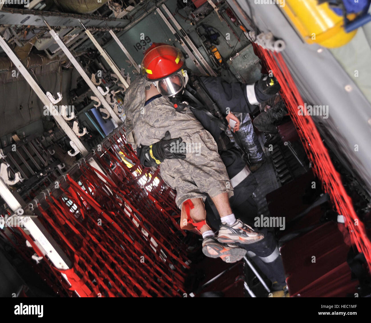 Un iracheno ar vigore pompiere recupera una U.S. Airman Simulazione di incidente durante un incidente rilevante esercizio di risposta in corrispondenza di nuovo al Muthana Air Base, Iraq su nov. 21. Il MARE prove la capacità di una risposta congiunta del Fuoco, soccorso medico e le funzionalità di sicurezza. Foto Stock