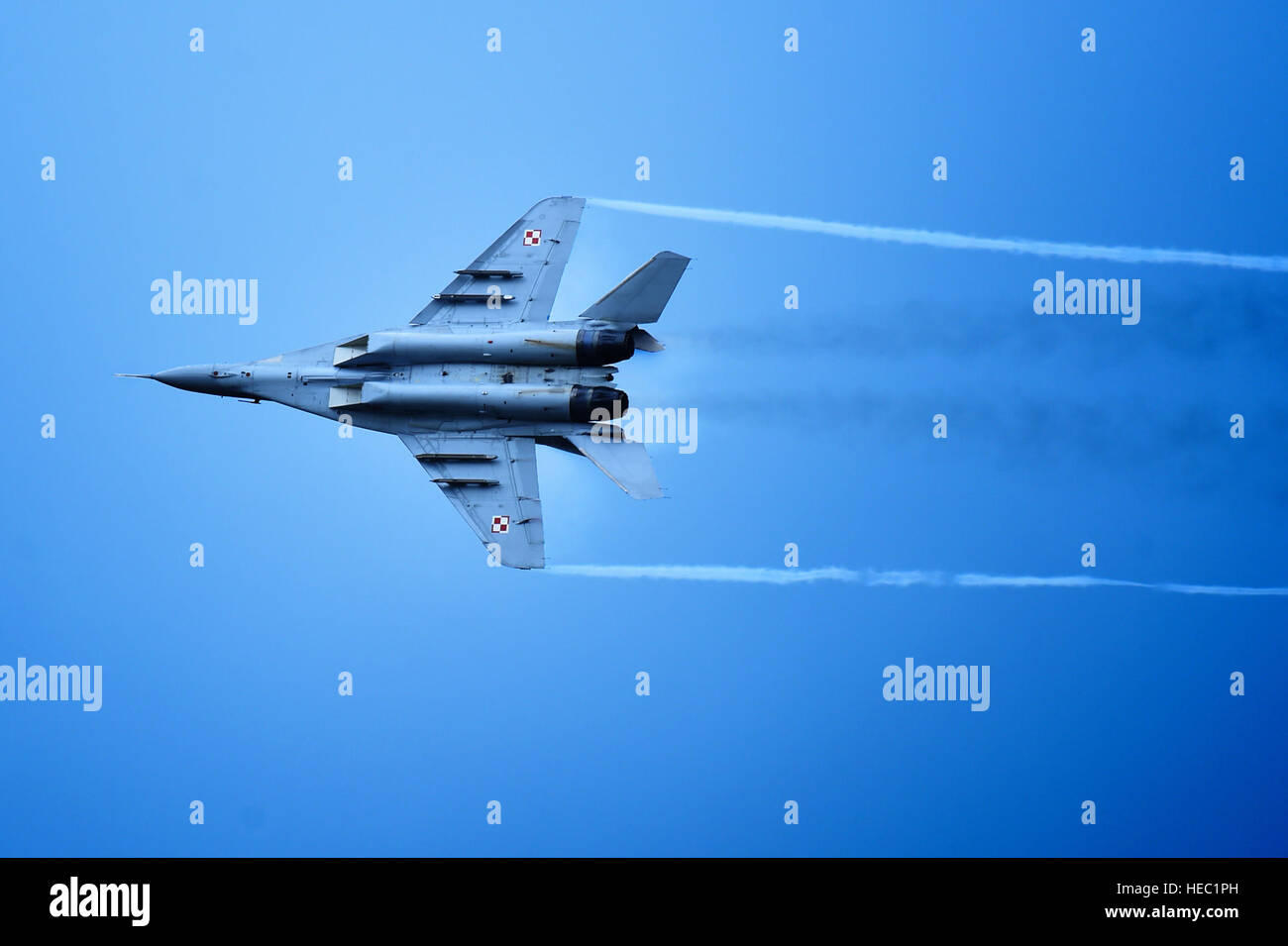 Un Polish Air Force MiG-29 "fulcro", dal ventitreesimo Tactical Air Base a Mińsk Mazowiecki in Polonia orientale, vola nel cielo sopra la RAF Fairford, Regno Unito, durante il Royal International Air Tattoo, 17 luglio 2015. Prima tenutasi presso la North Weald Airfield, Regno Unito, nel 1971, RIAT da allora si è sviluppata diventando il più grande airshow di militari in tutto il mondo. (U.S. Air Force photo by Staff Sgt. Jarad A. Denton/rilasciato) Foto Stock