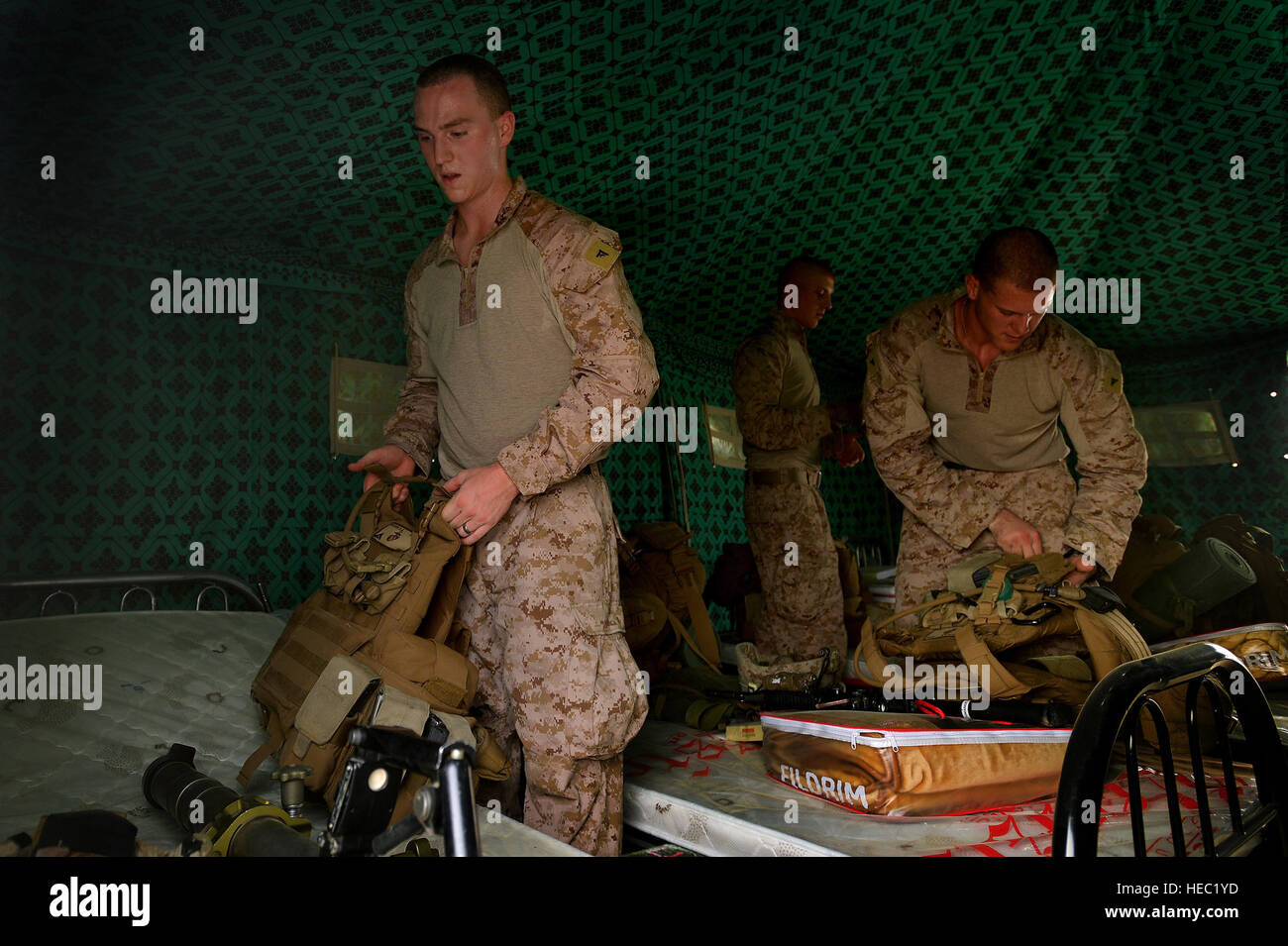 Stati Uniti Marines assegnato alla società di Lima, 3° Battaglione, 2° Marines, 26 Marine Expeditionary Unit situare i loro attrezzi nei loro locali di stabulazione dopo arrivano a Camp Al-Galail, Qatar, per esercitare Eagle risolvere 2013 aprile 21. Lima Company Marines sono stati trasportati a bordo della USS San Antonio (LPD 17) al Camp Al-Galail su un Marine CH-53 Super Stallion elicottero. Eagle risolvere è un annuale, multi-nazionale navale, terra e aria esercizio inteso a migliorare la cooperazione regionale degli sforzi di difesa del consiglio di cooperazione del Golfo e U.S. Il comando centrale. Lima azienda sarà lavorare con Qatar fo militare Foto Stock