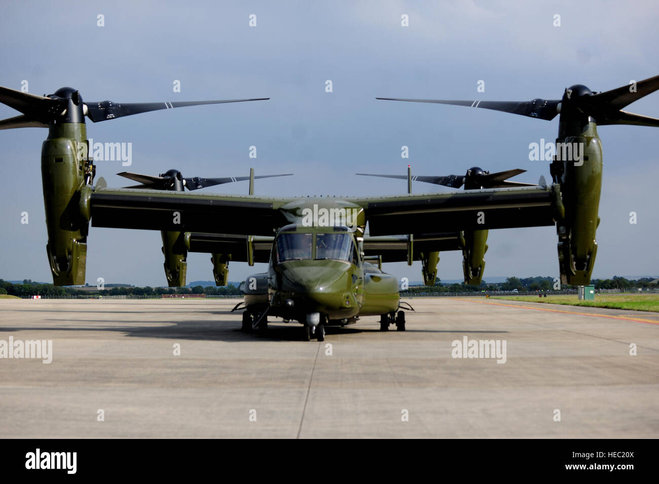 Stati Uniti Marine Corps MV-22 Osprey tiltrotor ciclo di aeromobili attraverso controlli preflight in preparazione per l'arrivo del Presidente Barack Obama a RAF Fairford, Inghilterra, Sett. 3, 2014. Il velivolo fornito supporto antenna durante il presidente di volo da RAF Fairford in Galles per il 2014 Vertice della NATO. (U.S. Air Force photo by Staff Sgt. Jarad A. Denton/rilasciato) Foto Stock