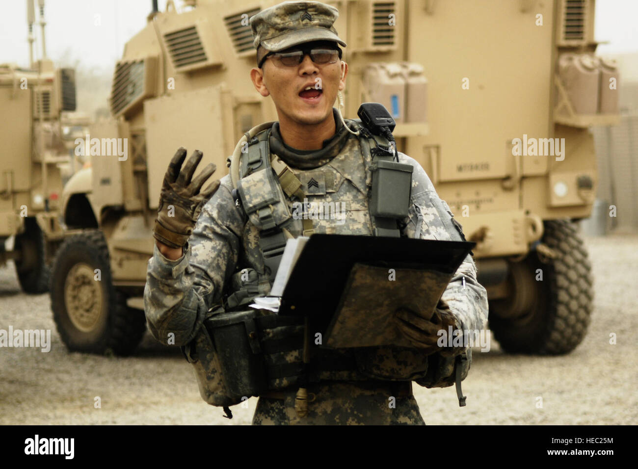 Sgt. Adam Decamp, nativo di Hamden Connecticut, mutandine i suoi soldati circa la missione prima della loro partenza formare il giunto di sicurezza Hurriyah stazione uno, Iraq, sul Sett. 28, 2008. Decamp è un membro di primo plotone, Alfa Company, 502nd Reggimento di Fanteria, 101st Airborne Division i soldati iracheni sono membri della società Alfa, 1° Battaglione, XXII esercito iracheno divisione. Foto Stock