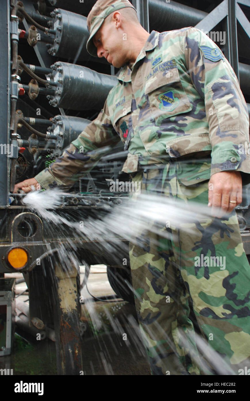 Air Force Tech. Sgt. Shane Bolles, distribuito da Dyess Air Force Base in Texas, funziona su una filtrazione di acqua in macchina su Ott. 29, 2008. I membri del servizio dal Joint Task Force-Bravo partecipano a dieci giorni di funzionamento in una comunità vicino al filtro e l'acqua. Il bene acqua divenne imbevibile dopo più di una settimana di tratto di pioggia hanno causato allagamenti nella zona. Foto Stock