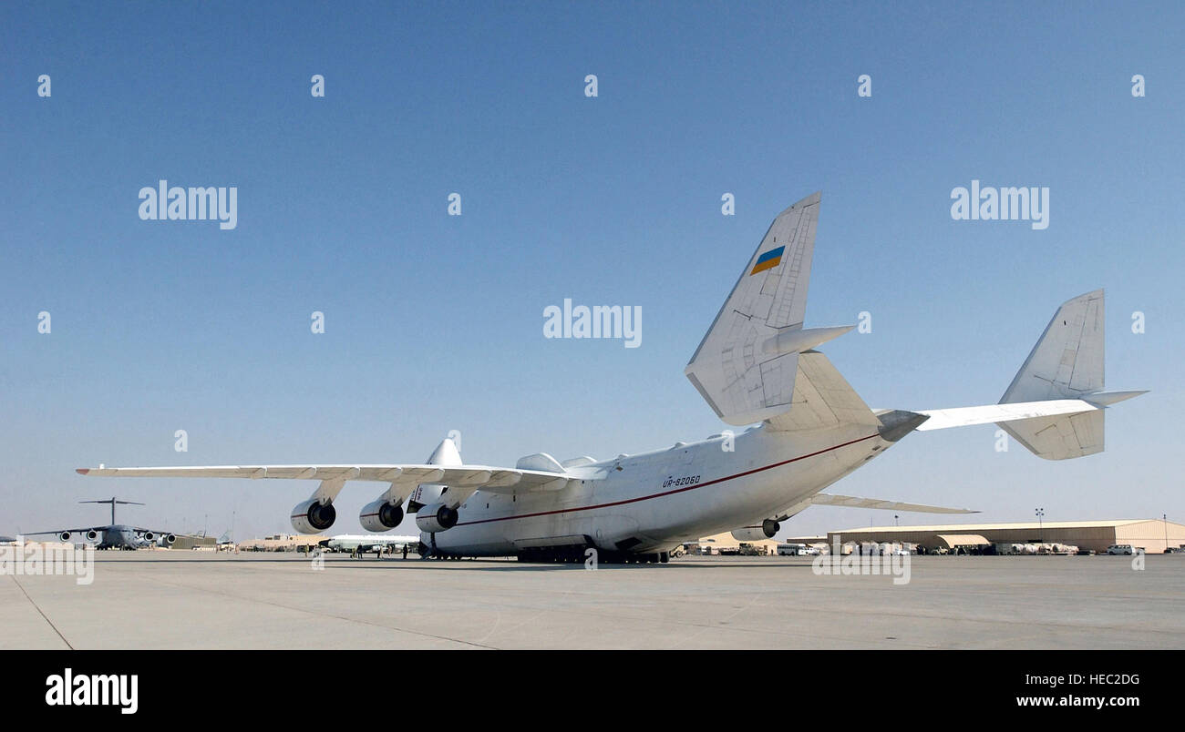 Attraverso la rampa da una C-17A Globemaster III, Ucraina Antonov un-225 Mriya, aeromobili più grandi al mondo, download forniture per l'aria 405 Ala Expeditionary (AEW) durante l'Operazione Enduring Freedom. Foto Stock