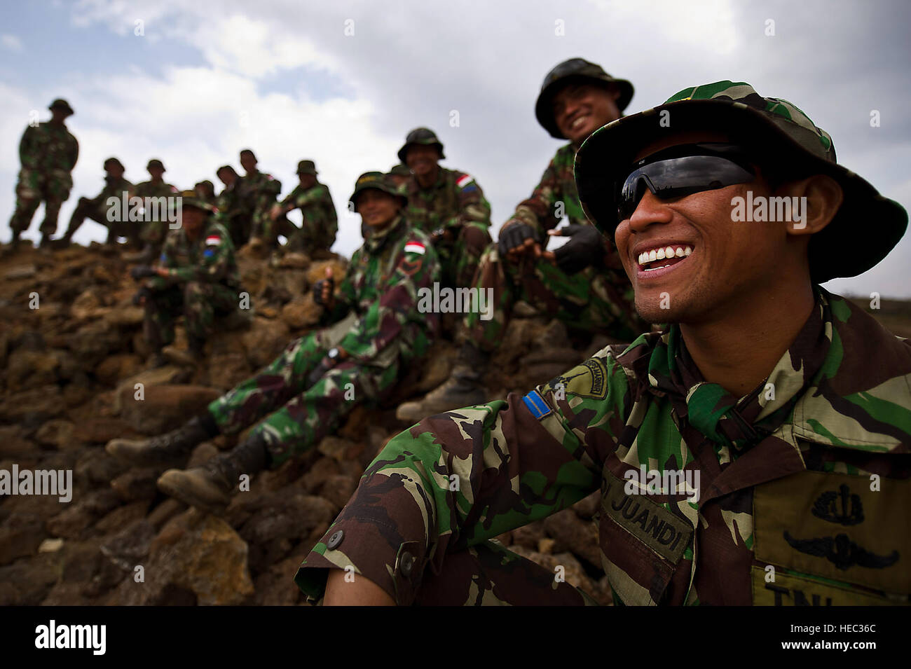 Nazionale Indonesiana Defence Force Marine Corps Lance Cpl. Dudi Juandi sorriso e scherzi con i suoi compagni di Marines prima di condurre il fuoco vivo della formazione Luglio 21, 2012, durante il cerchio del Pacifico (RIMPAC) Esercizio 2012, a Pohakuloa Area Formazione, (PTA) Hawaii. Ventidue nazioni, più di 40 navi e sottomarini, più di 200 aerei e 25.000 personale partecipano RIMPAC esercizio dal 29 giugno al 3 agosto, in e intorno alle isole hawaiane. Il più grande del mondo marittimo internazionale esercitazione RIMPAC offre una singolare opportunità di formazione che aiuta i partecipanti a promuovere e sostenere il co Foto Stock