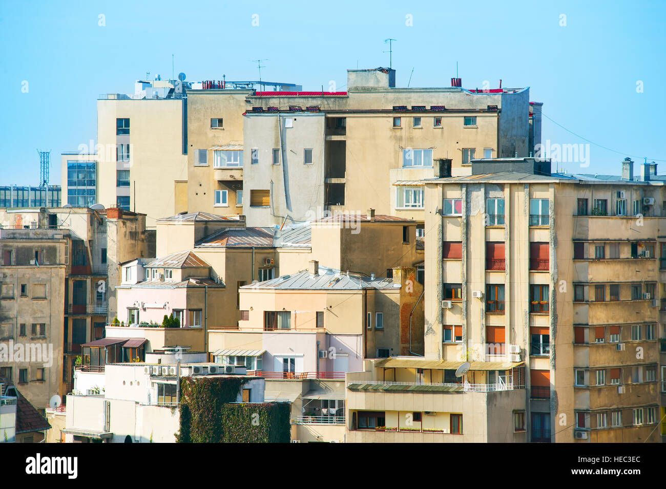 Vecchia architettura di Bucarest ha bisogno per lavori di ristrutturazione. La Romania Foto Stock