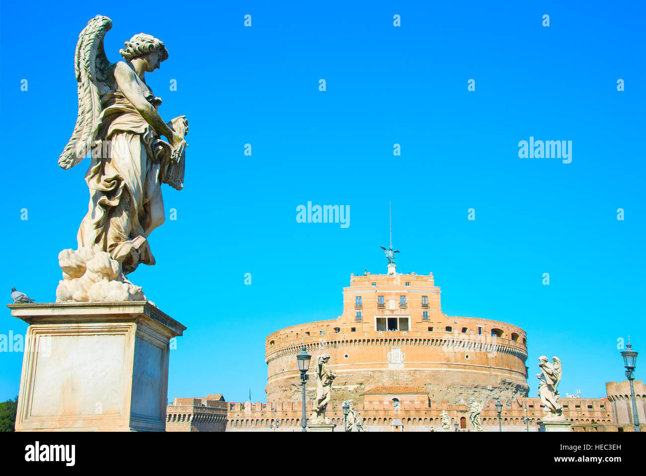 Castel Santâ Angelo con le statue di San Angeli ponte sul primo piano. Roma, Italia Foto Stock