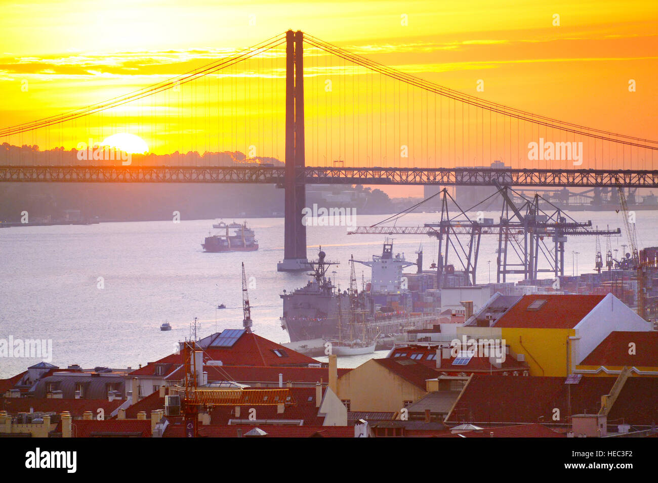 Vista del porto di Lisbona e 25 aprile bridge al tramonto. Portogallo Foto Stock