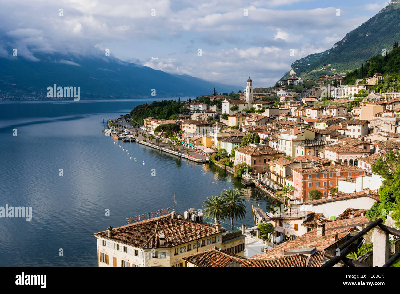 Il paese di limone è situato in una splendida posizione in riva al lago di garda lago di garda Foto Stock