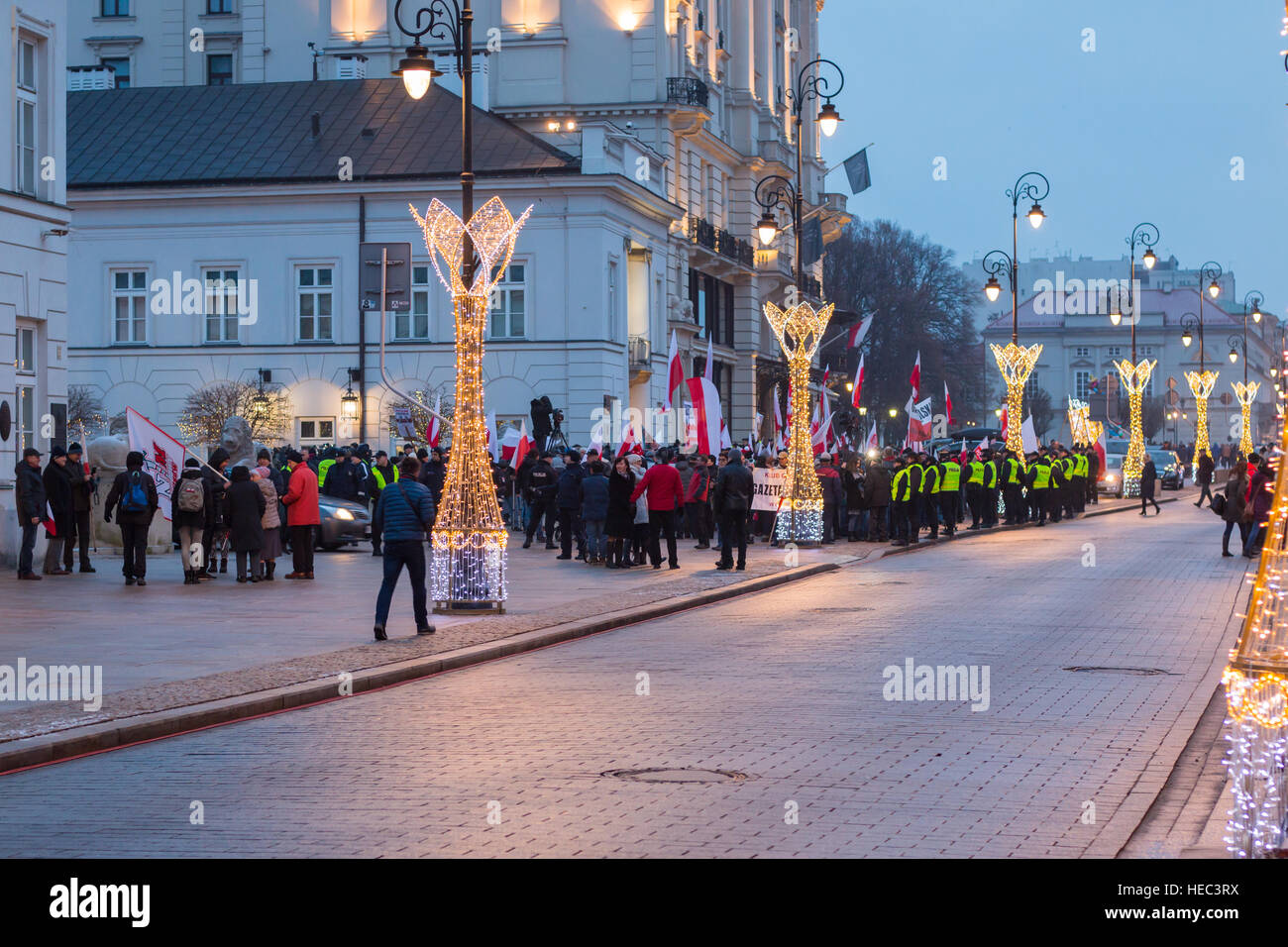 Lotta per la democrazia polacca. Protesta e di picchetto di fronte al Palazzo Presidenziale. Manifestanti contro corrente il potere politico Foto Stock