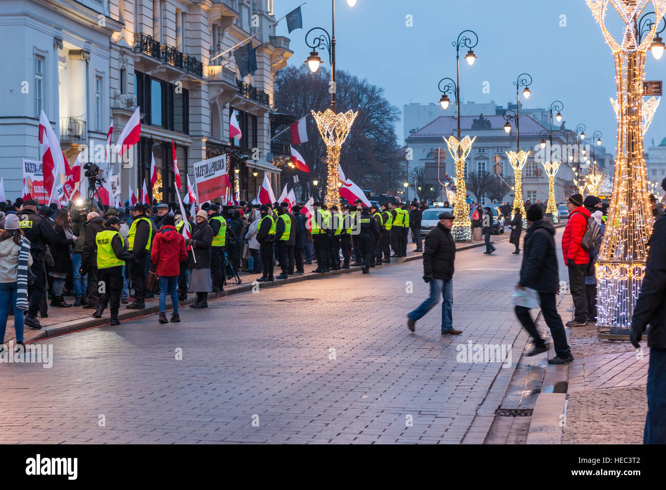 Lotta per la democrazia polacca. Protesta e di picchetto di fronte al Palazzo Presidenziale. Manifestanti contro corrente il potere politico Foto Stock