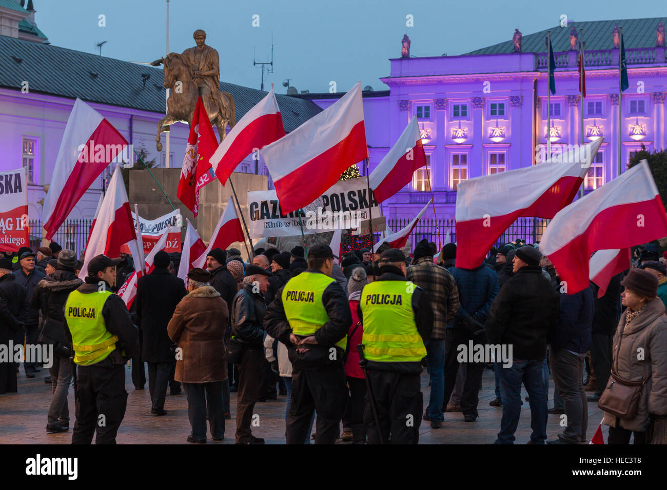 Lotta per la democrazia polacca. Protesta e di picchetto di fronte al Palazzo Presidenziale. Manifestanti contro corrente il potere politico Foto Stock