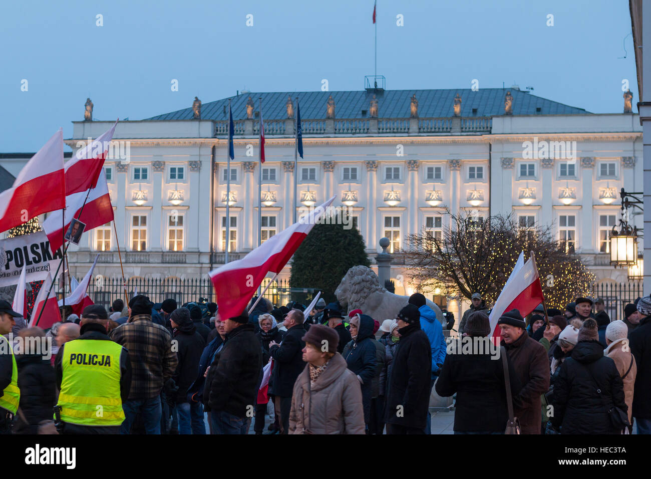 Lotta per la democrazia polacca. Protesta e di picchetto di fronte al Palazzo Presidenziale. Manifestanti contro corrente il potere politico Foto Stock