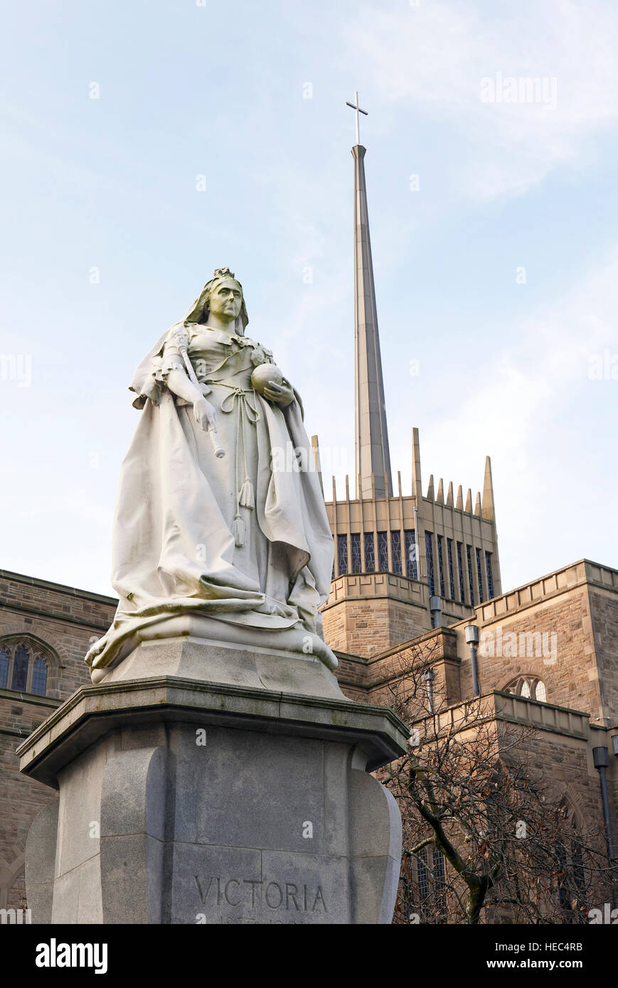 Statua della regina Victoria al di fuori di Blackburn cattedrale Foto Stock