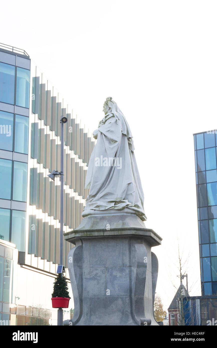 Piazza del Duomo per lo sviluppo di applicazioni office e Queen Victoria statua Blackburn Foto Stock