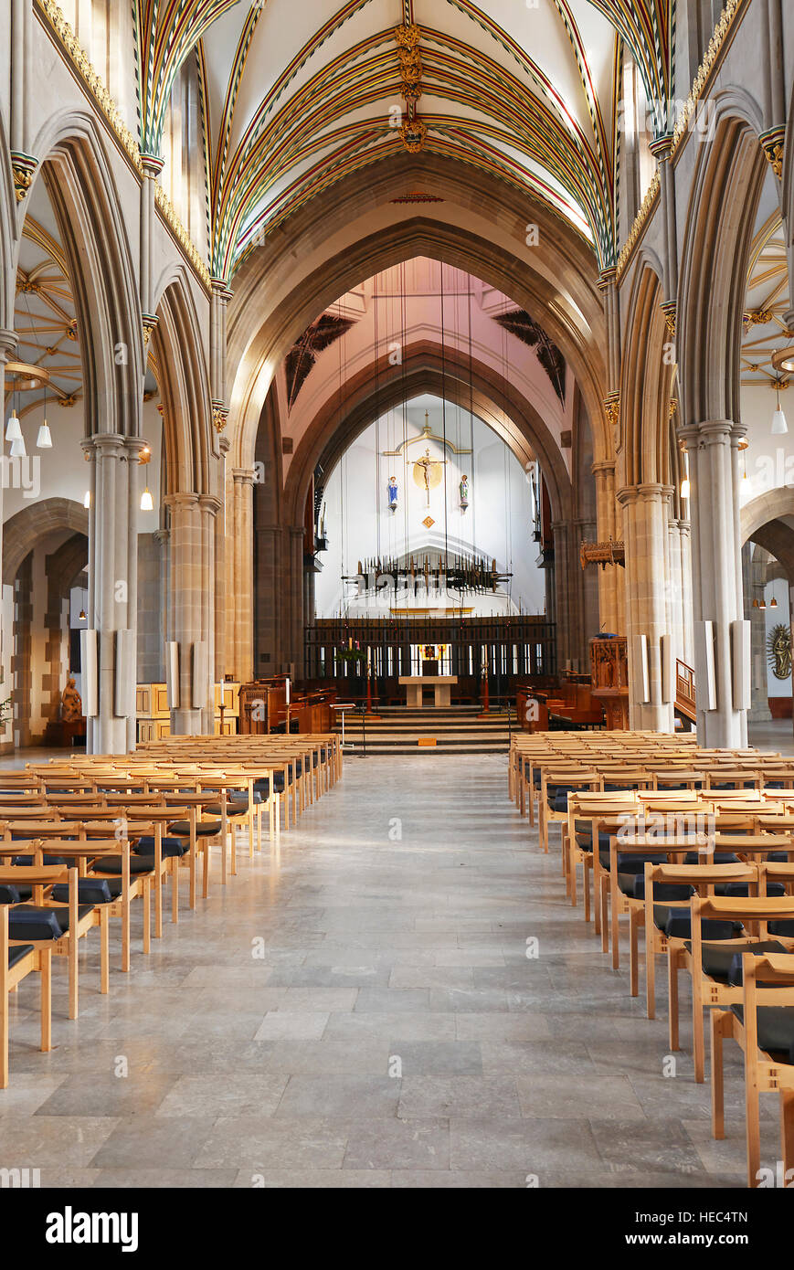 Blackburn cattedrale guardando verso l'alter dal corridoio centrale Foto Stock