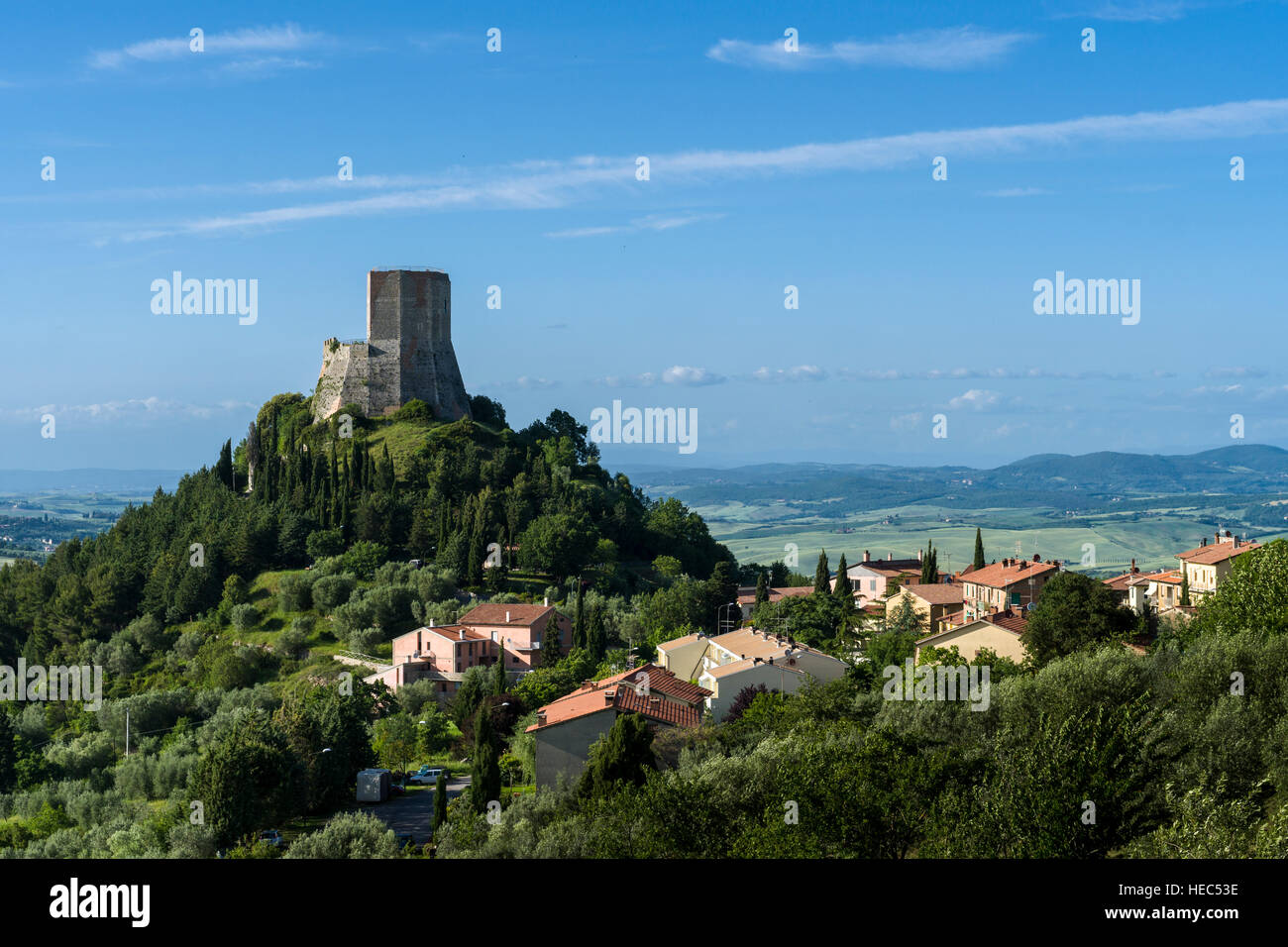 Verde tipico paesaggio toscano in val d'Orcia con il castello di Rocca d'orcia, Rocca di Tentennano e cielo blu Foto Stock