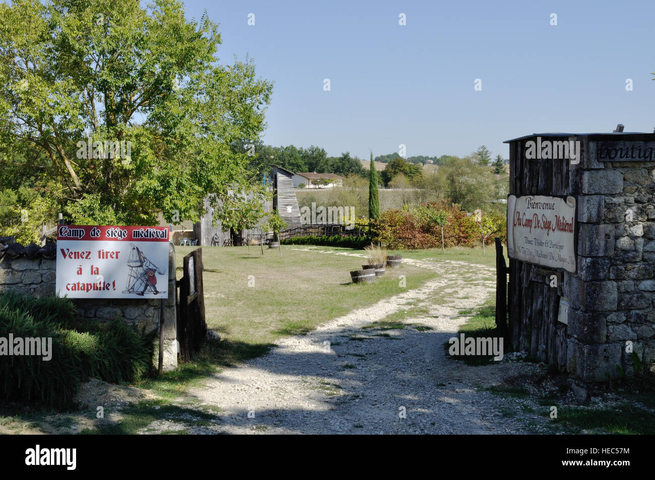 Ingresso alla visualizzazione della guerra medievale macchine adiacenti al borgo murato di Larressingle, Francia. Foto Stock