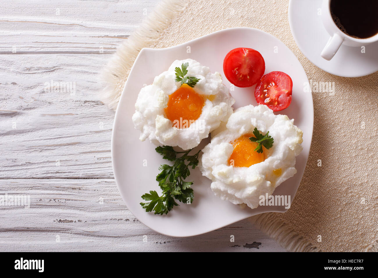 La colazione aristocratico: uova cotte Orsini e caffè sul tavolo. vista orizzontale dal di sopra Foto Stock