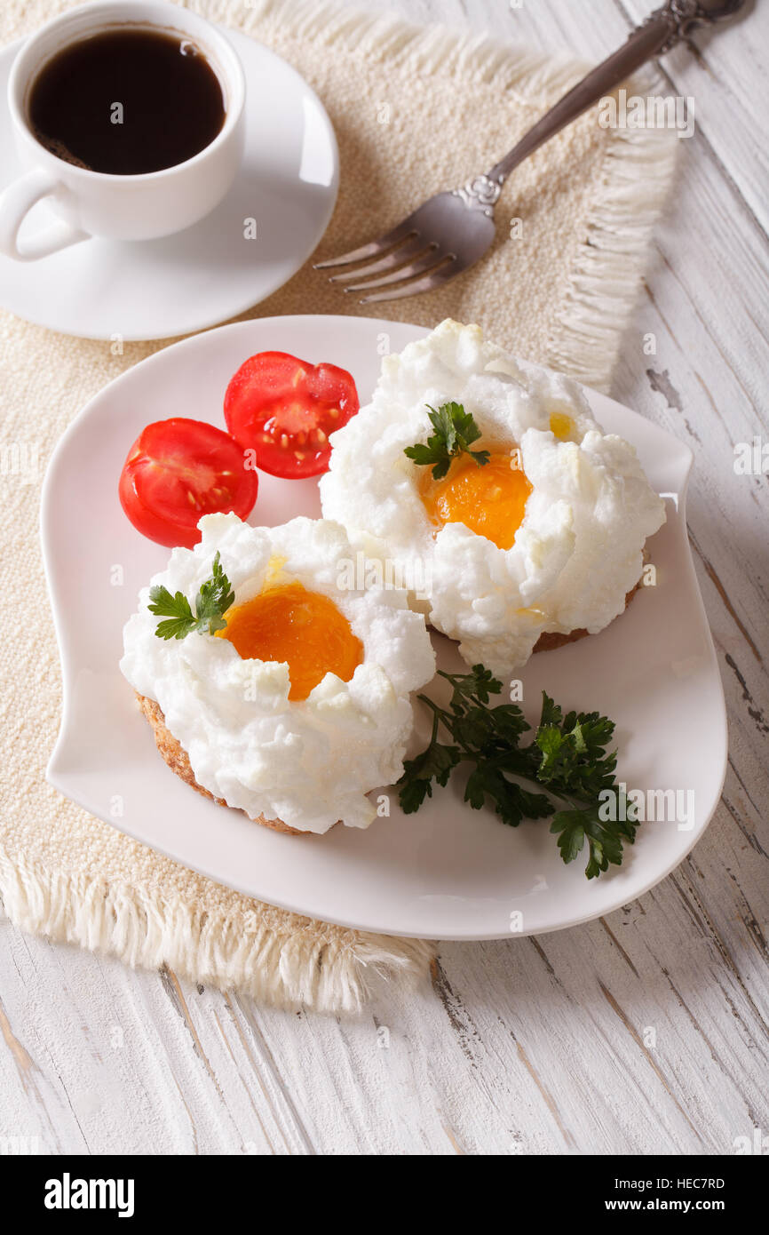 Colazione Gourmet: uova Orsini e caffè su una tabella di close-up verticale. Foto Stock