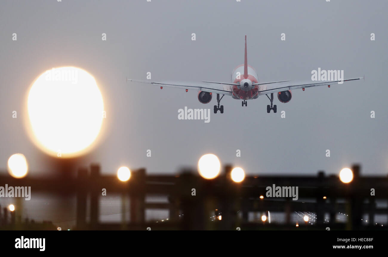 Un generico stock foto di un aereo in atterraggio a Gatwick Airport in West Sussex. Foto Stock