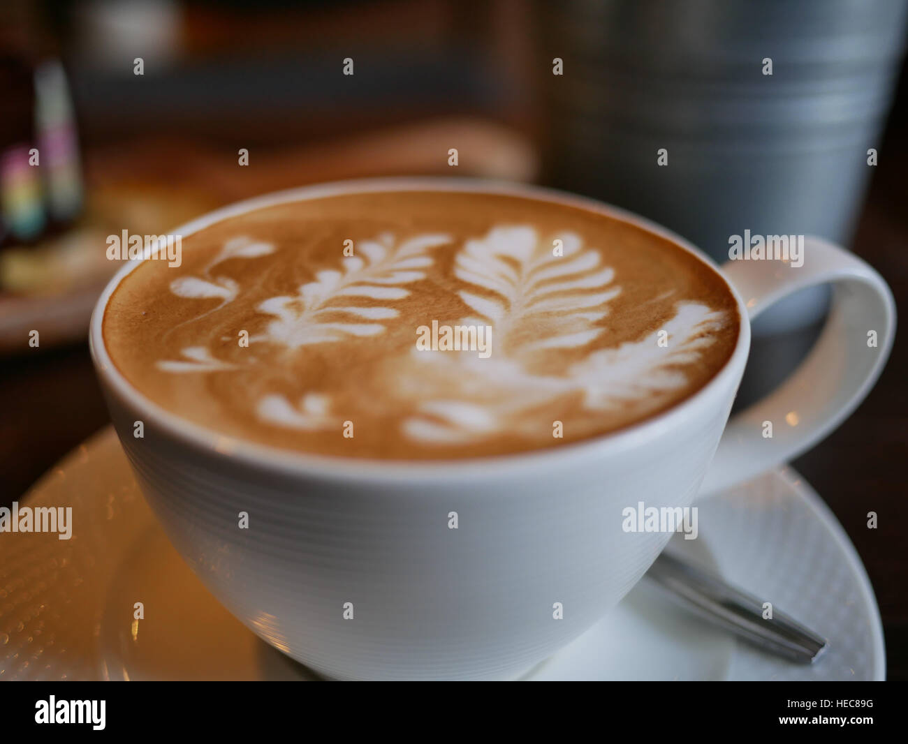 La consistenza del latte art foglie sulla parte superiore di caffè caldo Foto Stock