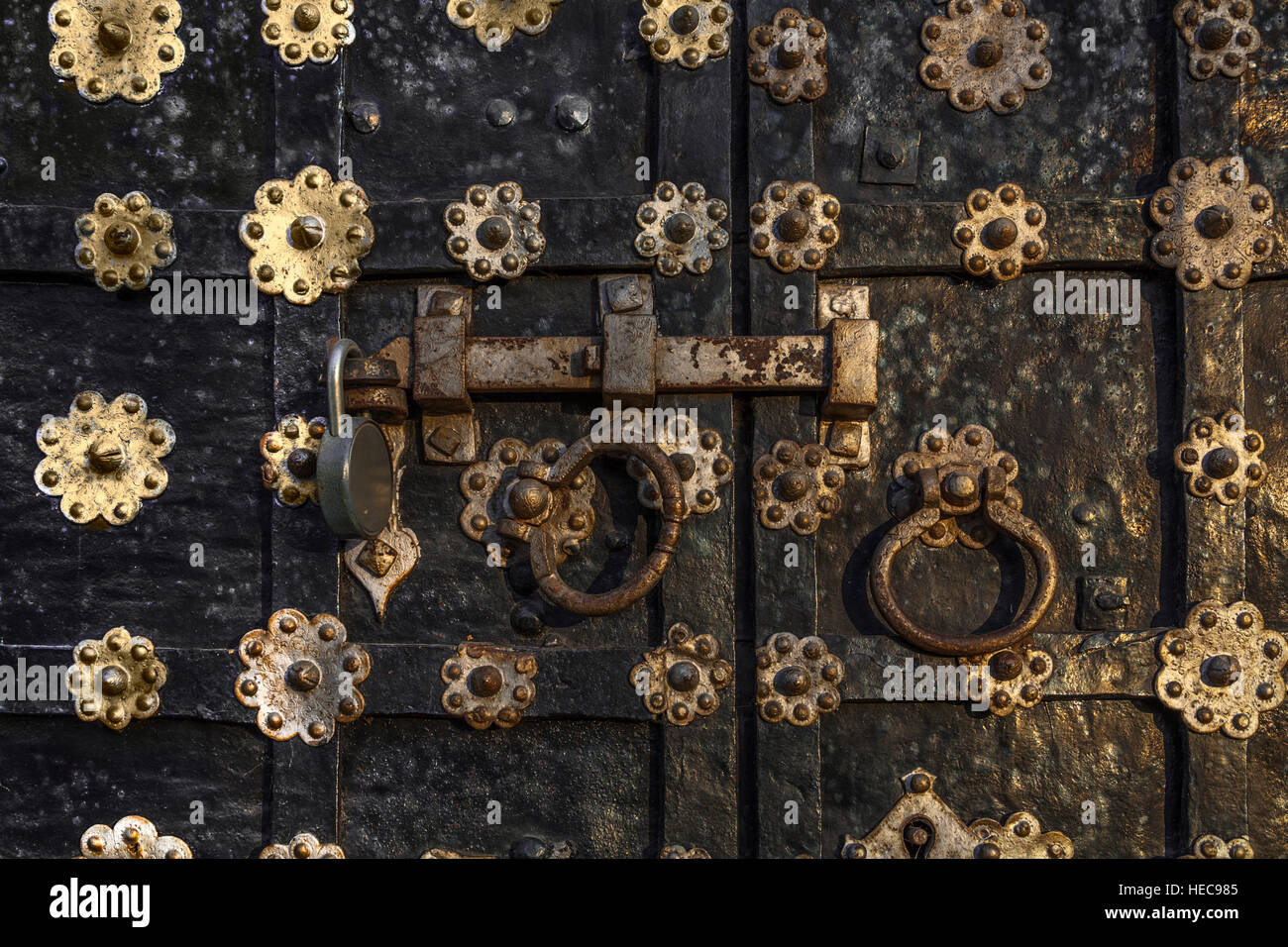 Frammento della vecchia chiesa caric il sistemaare cancello di ferro con il lucchetto moderno Foto Stock