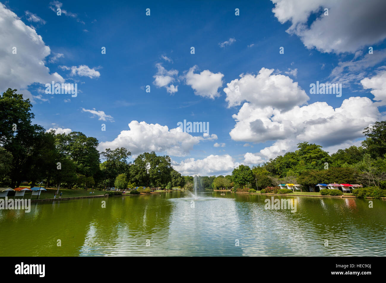 Bella nuvole sopra il lago a libertà Park, in Charlotte, North Carolina. Foto Stock