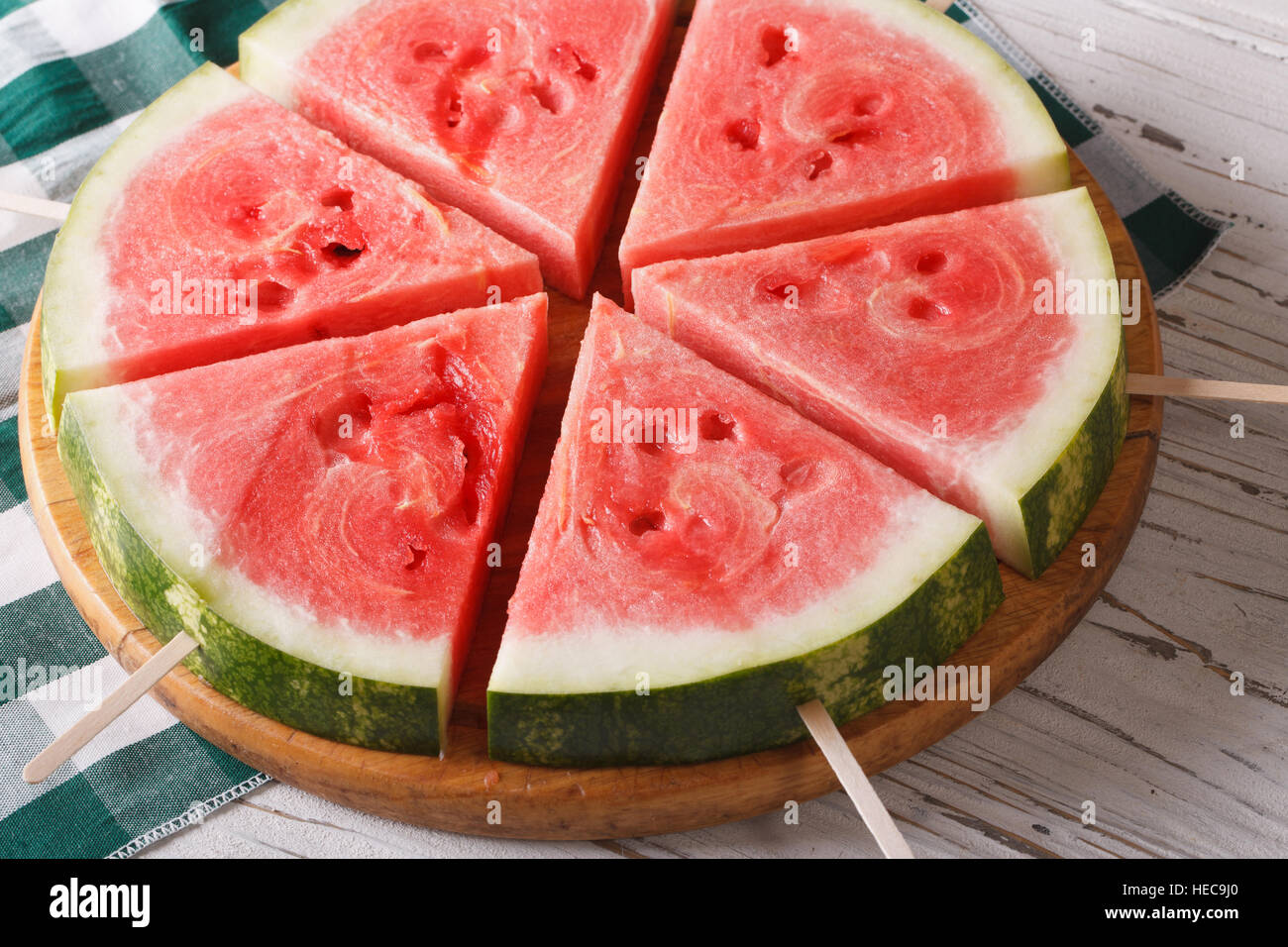 Un trito di anguria fresca su un bastone vicino sul tavolo. Posizione orizzontale Foto Stock