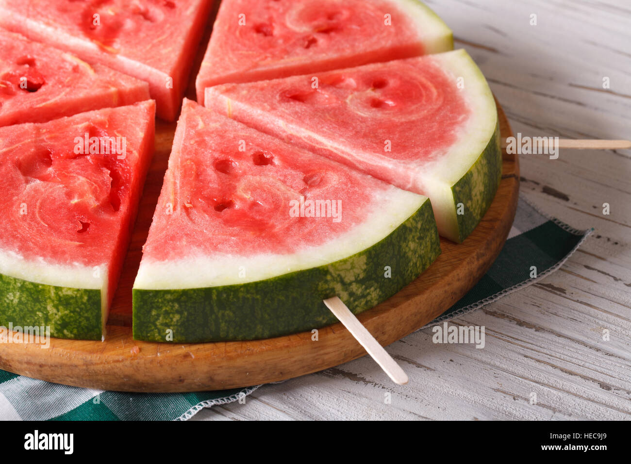 Fette di cocomero fresco su un bastone vicino sul tavolo orizzontale. Foto Stock