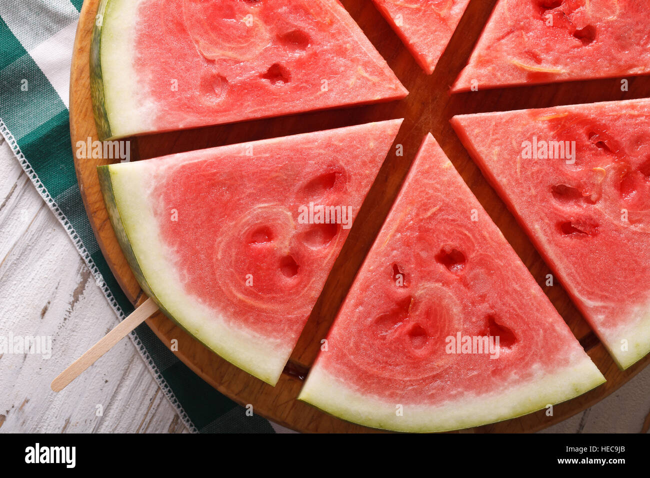 Fette di cocomero fresco su un bastone macro. Orizzontale vista superiore Foto Stock