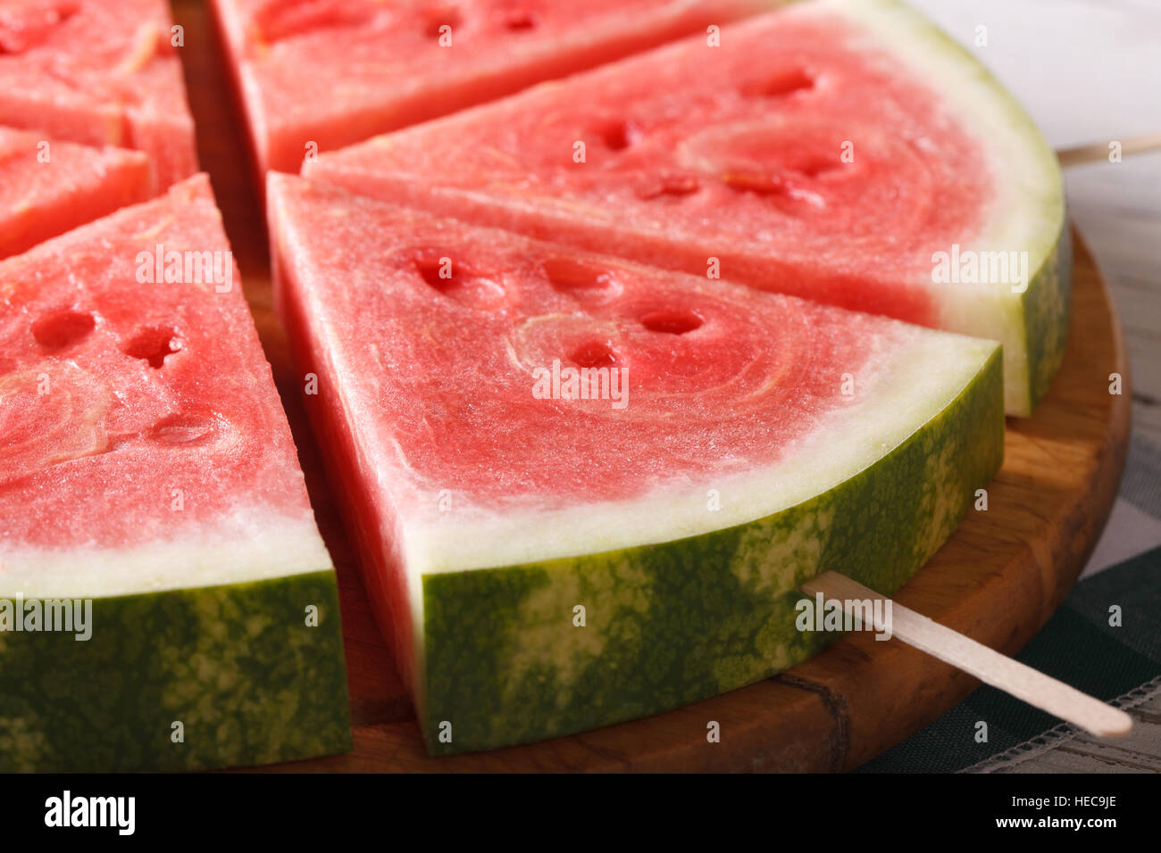 Fette di cocomero fresco su un bastone macro. Posizione orizzontale Foto Stock