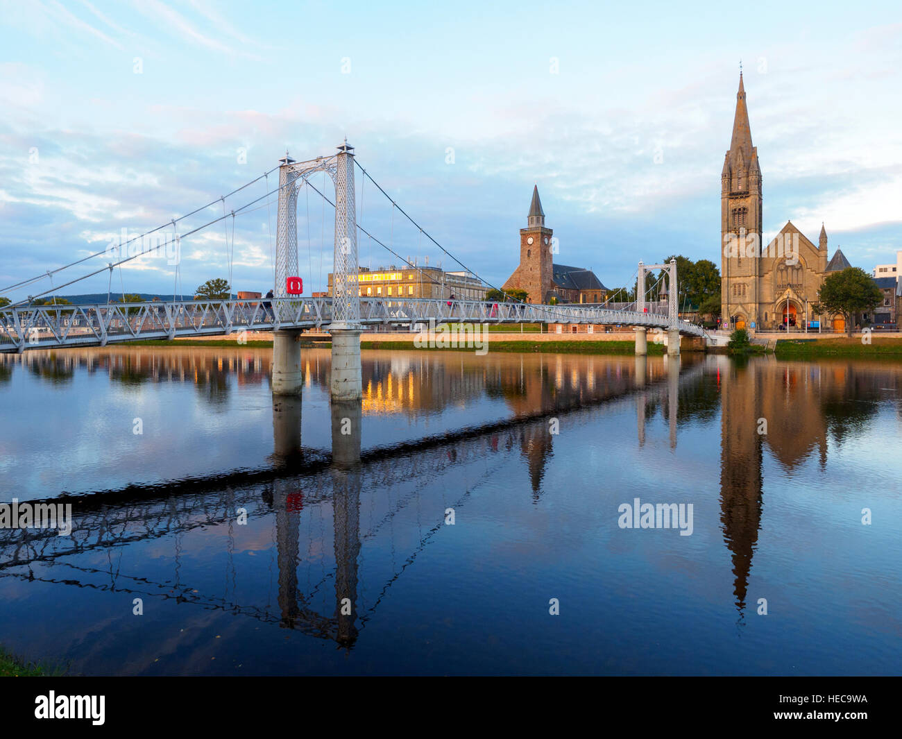 Libera Chiesa del nord e la sospensione ponte sopra il fiume Ness in Inverness - Scozia Foto Stock