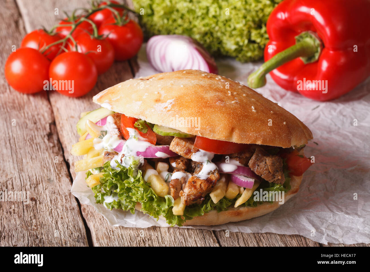 Fast Food: Döner Kebab con carne e verdure e patate fritte vicino sul tavolo orizzontale. Foto Stock