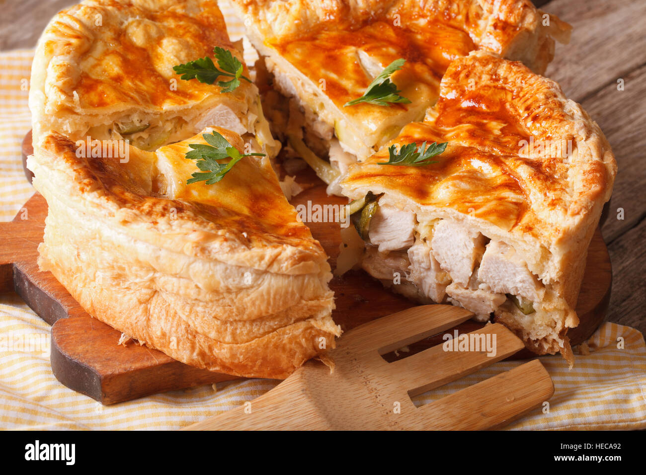 Tagliate la torta di pollo vicino sul tavolo. Orizzontale, rustico Foto Stock