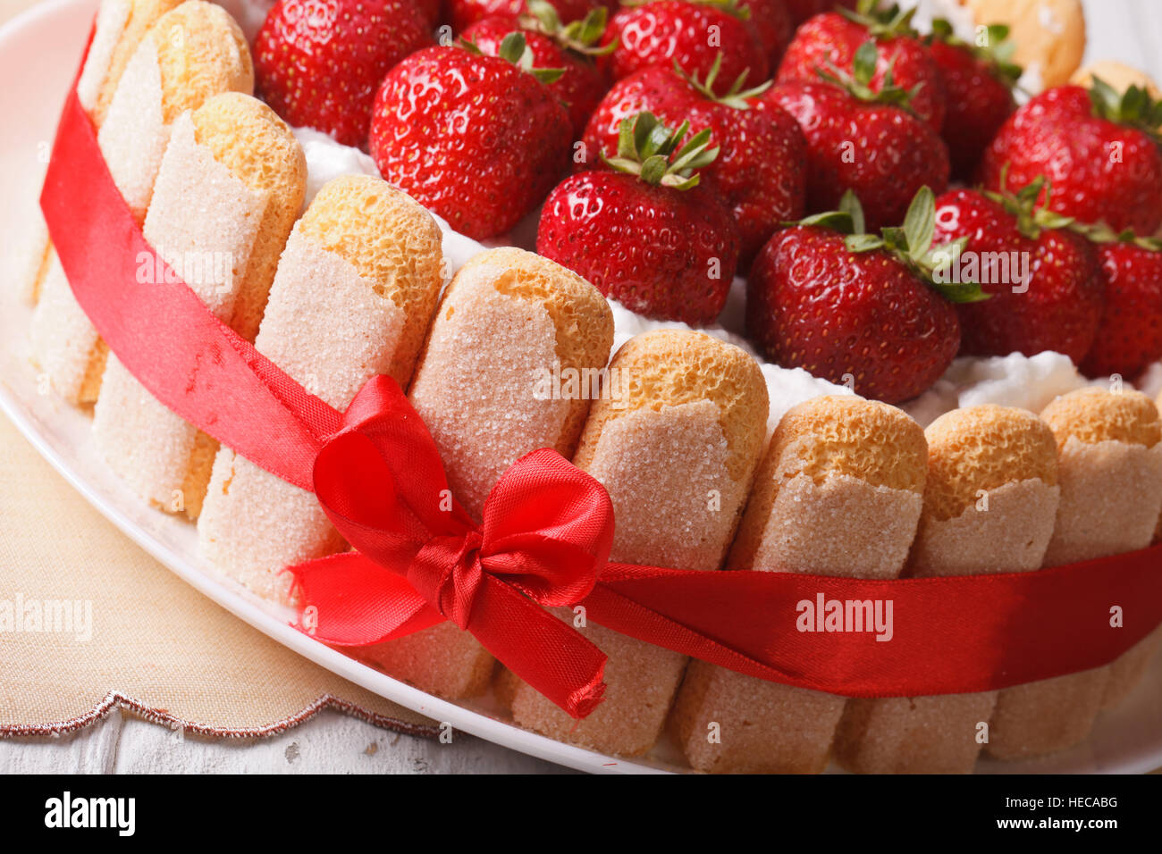 La torta di fragole con mascarpone e Savoiardi sul tavolo closeup. Posizione orizzontale Foto Stock