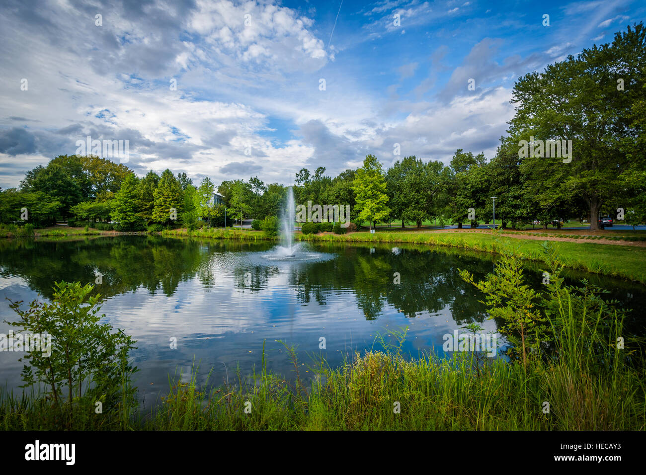 Fontana e del lago alla Sinfonia Park, in Charlotte, North Carolina. Foto Stock