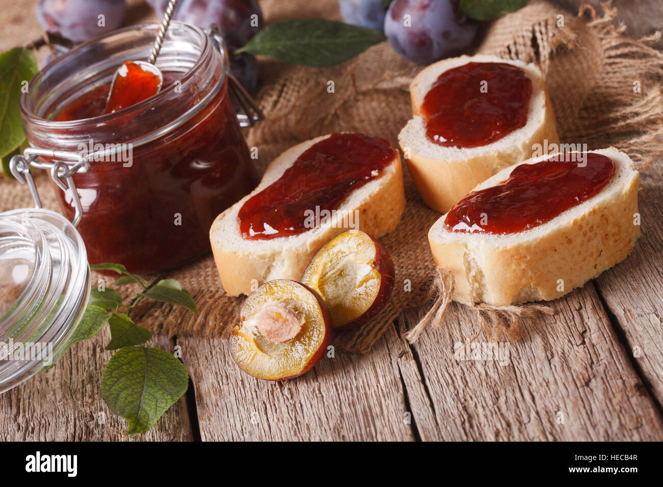 Freschi Fatti in casa di marmellata di prugne e sandwich sul tavolo di close-up orizzontale. Foto Stock