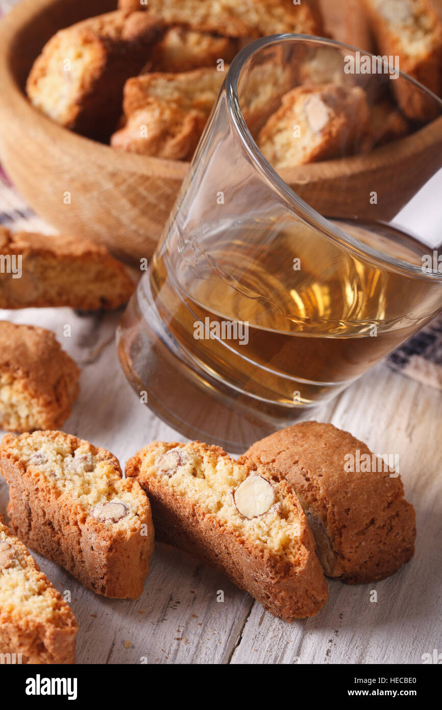 Pasticceria Italiana biscotti di mandorle e il vinsanto close-up verticale. Foto Stock