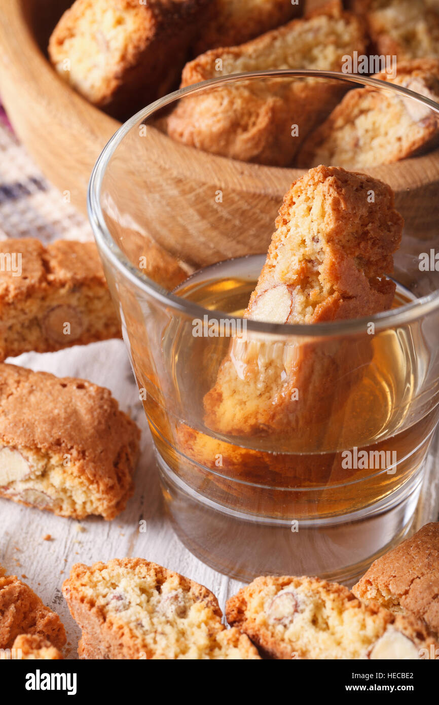 Biscotti fatti in casa i cookie con il Vin Santo vino macro verticale. Foto Stock