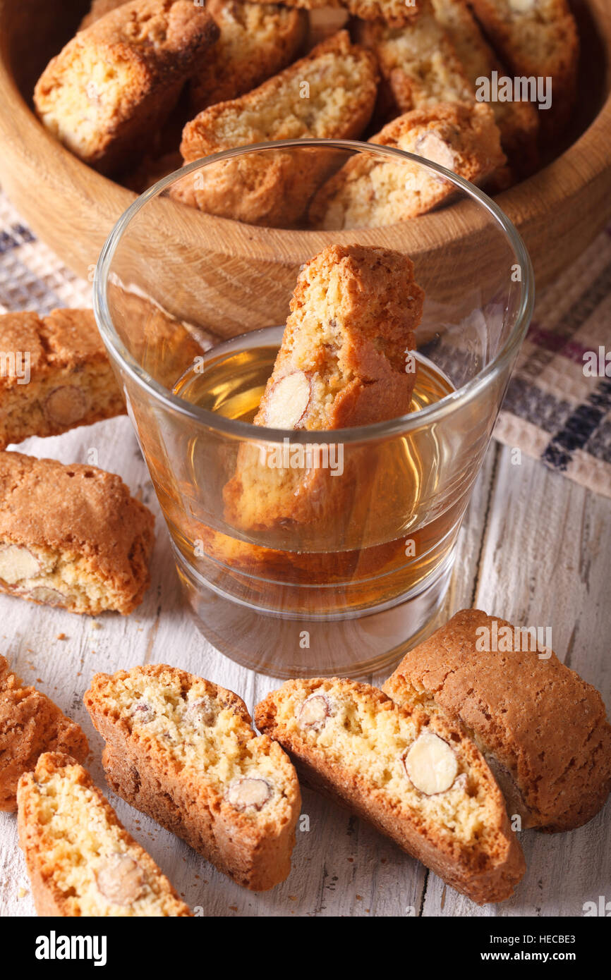 Biscotti caserecci biscotti di mandorle e vin santo vino, close-up verticale. Foto Stock