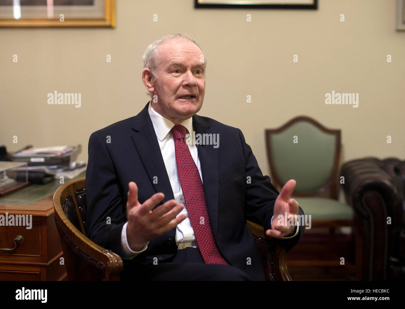 Il vice primo ministro Martin McGuinness prendendo parte a una intervista televisiva presso gli edifici del Parlamento di Stormont, Belfast, come Stormont del Primo ministro di Arlene Foster ha lanciato un attacco di blistering contro rivali politici e i media come ha difeso la sua manipolazione di un pessimo energia verde regime. Foto Stock