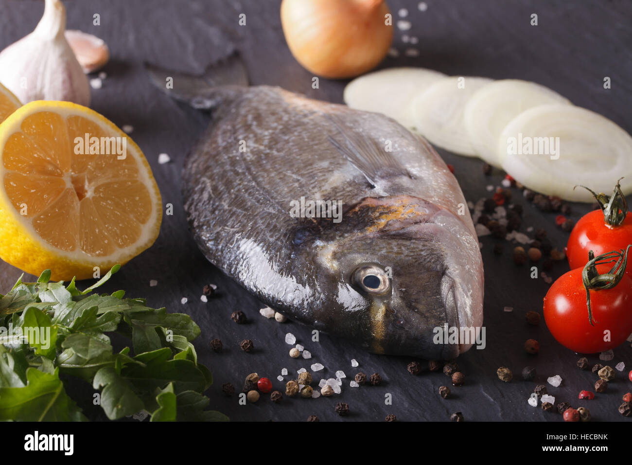 Materie dorado pesce con ingredienti su una tabella macro. orizzontale Foto Stock