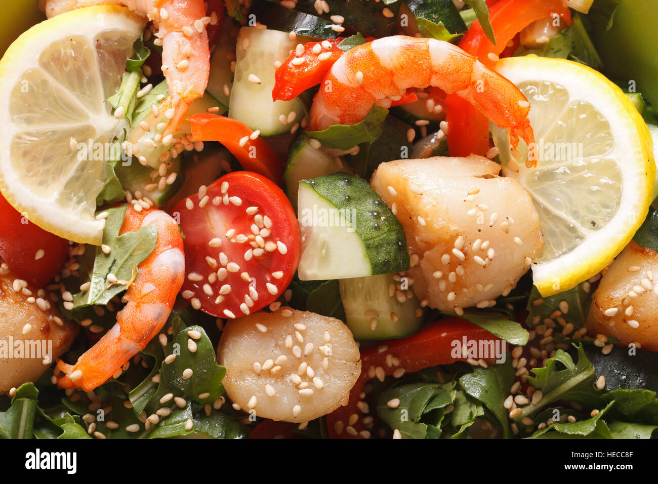 Insalata di pesce con verdure fresche macro. sfondo vista orizzontale dal di sopra Foto Stock