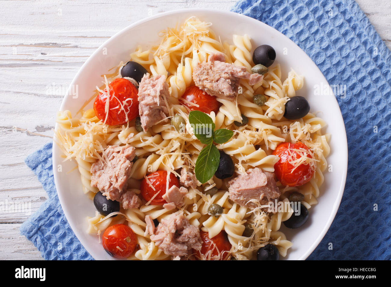 Fusilli con tonno, pomodoro e formaggio parmigiano vicino sul tavolo. Orizzontale vista superiore Foto Stock