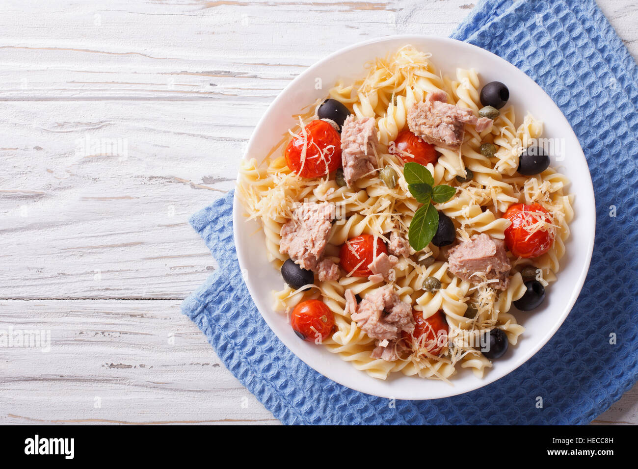 Fusilli con tonno, pomodoro e parmigiano sul tavolo. orizzontale vista superiore Foto Stock