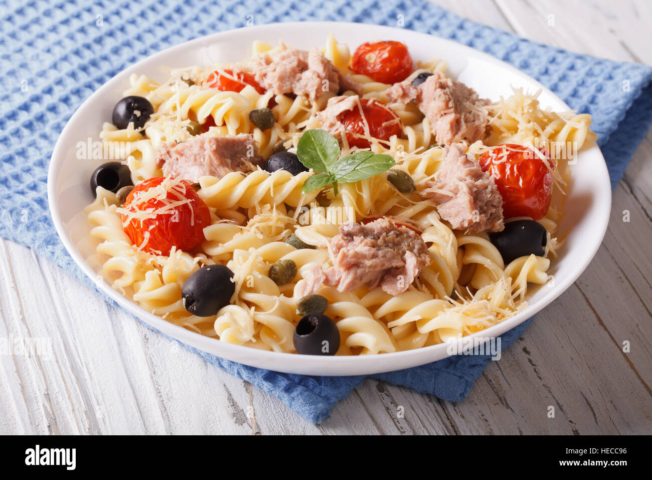 Fusilli con tonno, il parmigiano e i pomodori in una ciotola. Posizione orizzontale Foto Stock