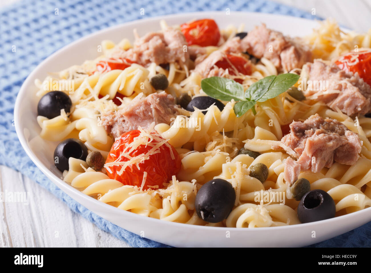Insalata tiepida fusilli, il tonno e i pomodori vicino fino in una ciotola. orizzontale Foto Stock