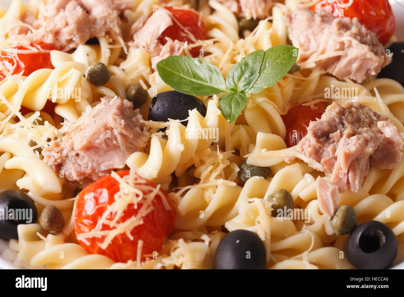 Insalata tiepida fusilli, il tonno e i pomodori macro sfondo orizzontale Foto Stock