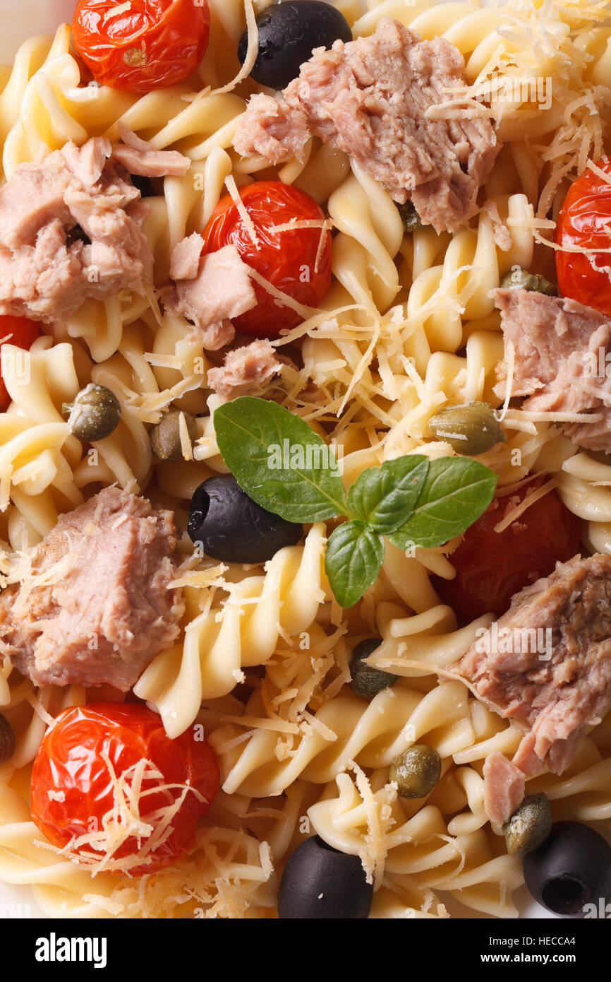 Fusilli con tonno e pomodori macro. sfondo vista verticale da sopra Foto Stock